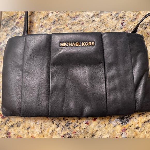 Michael kors clutch with detachable strap for crossbody - Picture 2 of 6